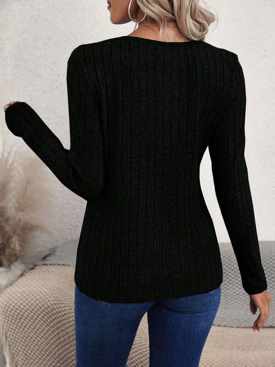 Blusa Canelada com Botões Laterais Assimétricos