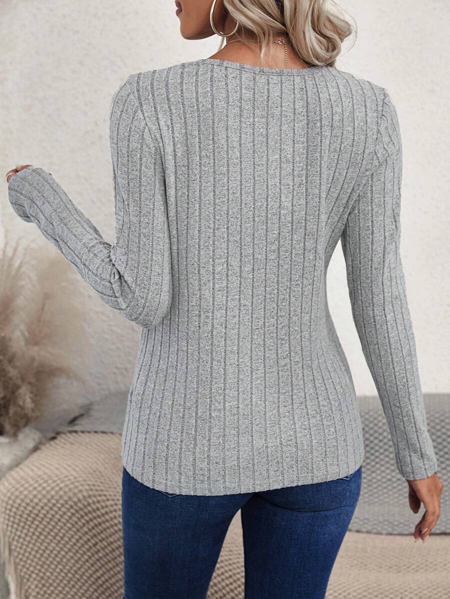Blusa Canelada com Botões Laterais Assimétricos